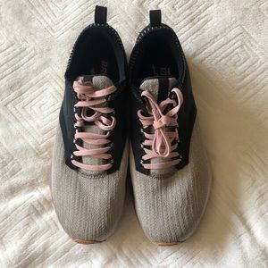 Great Condition Brooks Ricochet Black/Tan Size 9.5